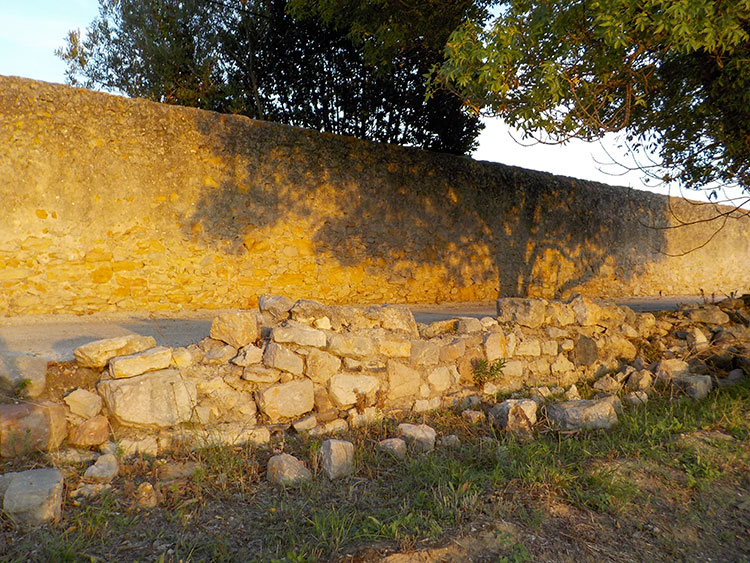 Mur en deux structures - Hyères © Esteban Marchix 