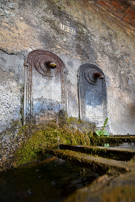 Fontaine double dans un lavoir - Mons © JMH 

