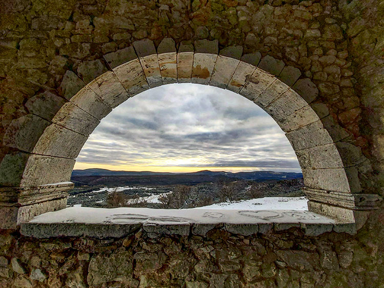 Fenêtre de la chapelle de Notre Dame des 7 douleurs - Bargème © Carole Terpereau 