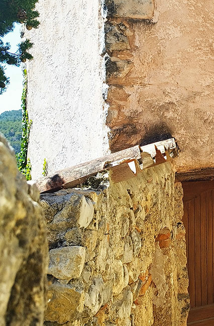 Murs de maison - Claviers © Ulla Roquemaure 