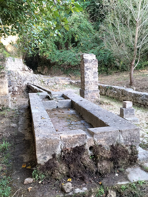 Lavoir de Fontneuve - Mont	auroux © JAF 
