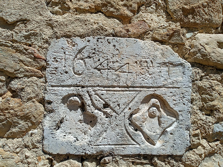 Pierre gravée, date de construction de la chapelle Notre-Dame de Saint-Julien - Trigance © Brooke 