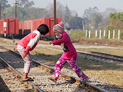 En attendant le train en Birmanie   © Yvon Garcia
