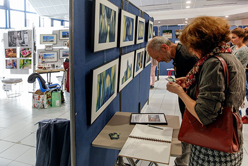 Panneau d'exposition avec chaînes © Fotovar et exposants associés