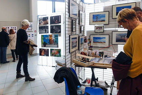 Grille d'exposition avec crochets  © Fotovar et exposants associés