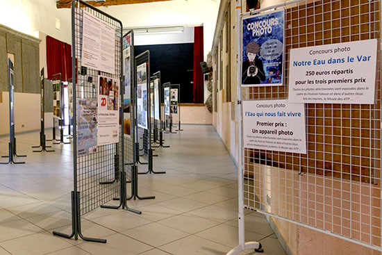 Expo des panneaiux à Montferrat - octobre 2021 - vue de l'entrée de la salle des fêtes - photo © Norbert Pousseur