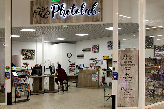 Devanture de PHOTOLAB au Carrefour du Salamandrier de Draguignan © Norbert Pousseur