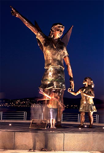 L'enfant devant la statue - © René Maillard