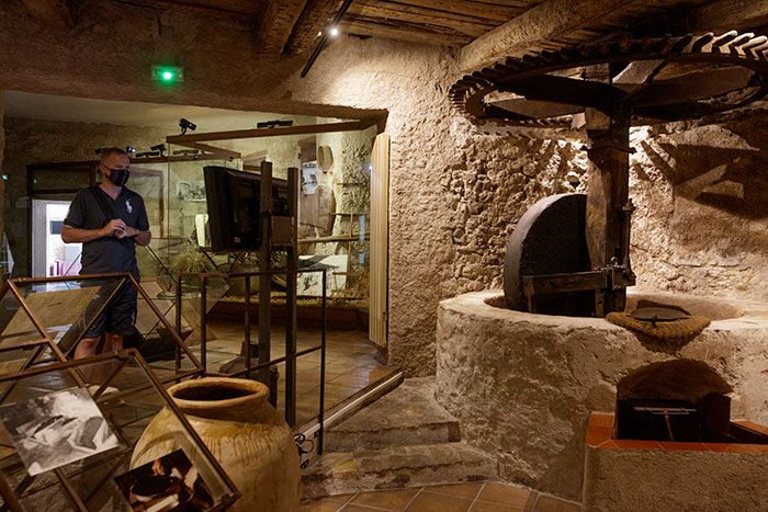 Roue de Moulin à huile au musée des ATP de Draguignan © Norbert Pousseur