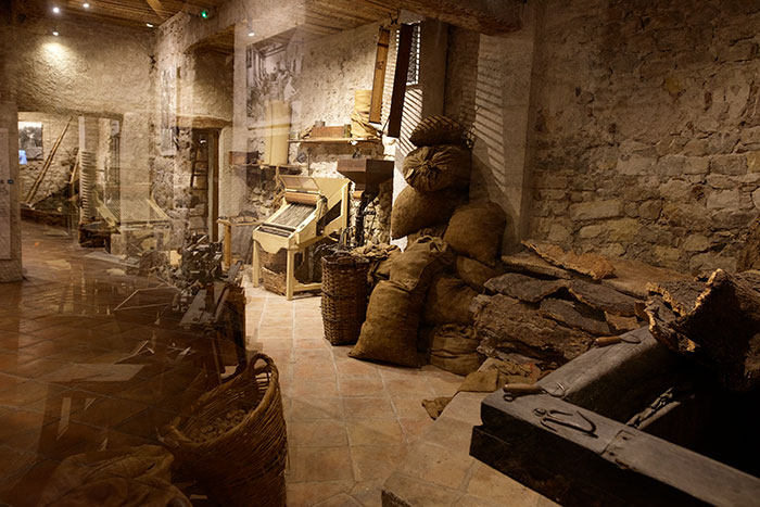 Ecorces de liège à tremper au musée des ATP de Draguignan © Norbert Pousseur