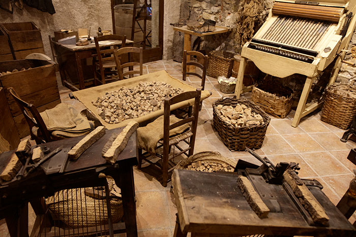 Machines à fabriquer les bouchons au musée des ATP de Draguignan © Norbert Pousseur