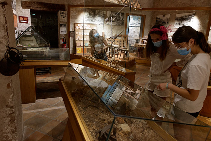 Vitrine des pièges au Musée des ATP de Draguignan © Norbert Pousseur