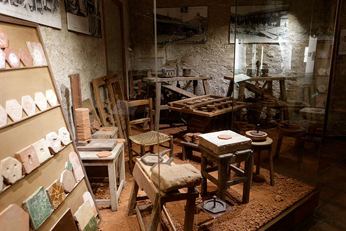 La fabrication des tomettes  au Musée des ATP de Draguignan © Norbert Pousseur