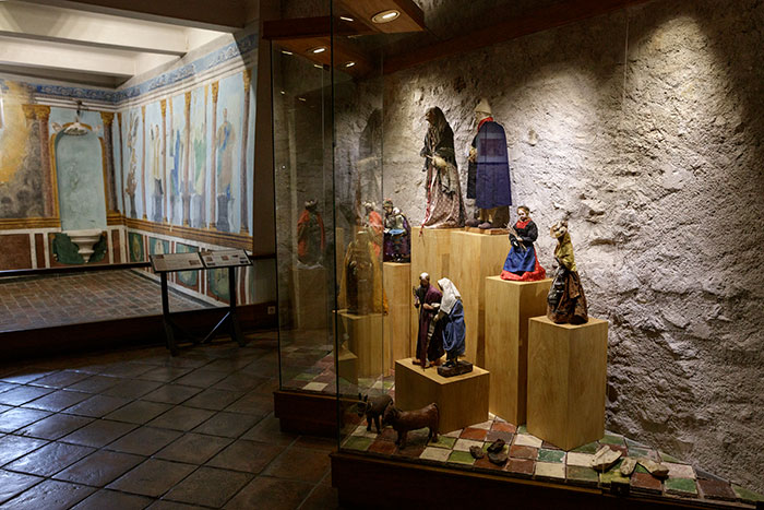 Grands santons pour la crèche au Musée des ATP de Draguignan © Norbert Pousseur
