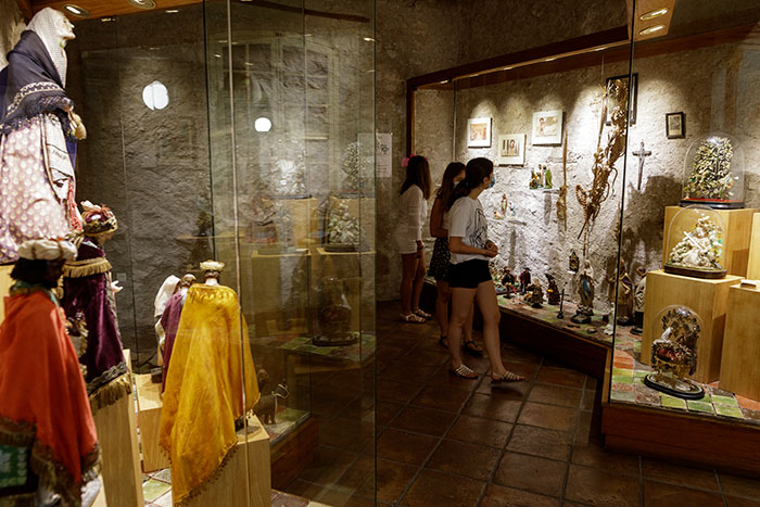 Vitrines des santons et statuettes religieuses au Musée des ATP de Draguignan © Norbert Pousseur