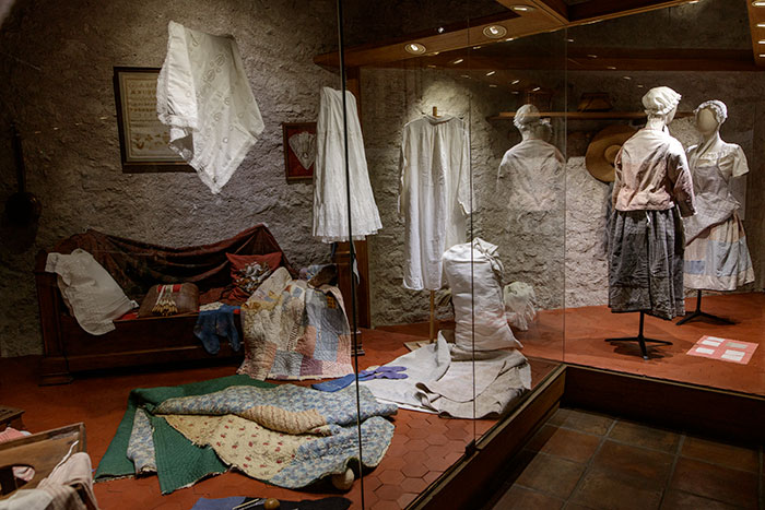 Tissus d'un intérieur provençal au Musée des ATP de Draguignan © Norbert Pousseur