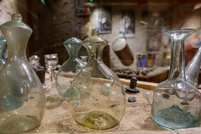 Verrerie de table au Musée des ATP de Draguignan © Norbert Pousseur