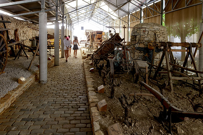 Galerie des machines agricoles au Musée des ATP de Draguignan © Norbert Pousseur