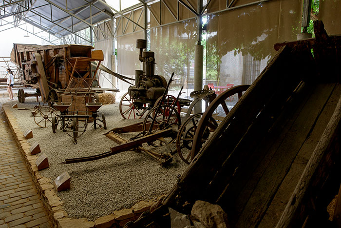 Tombereau et semoir au Musée des ATP de Draguignan © Norbert Pousseur