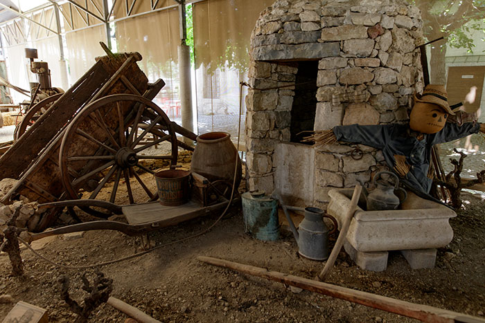 Puits et sulfateuse manuelle au Musée des ATP de Draguignan © Norbert Pousseur