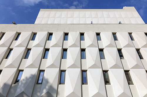 Une des faces latérales du Théâtre de l'Esplanade de Draguignan © Norbert Pousseur