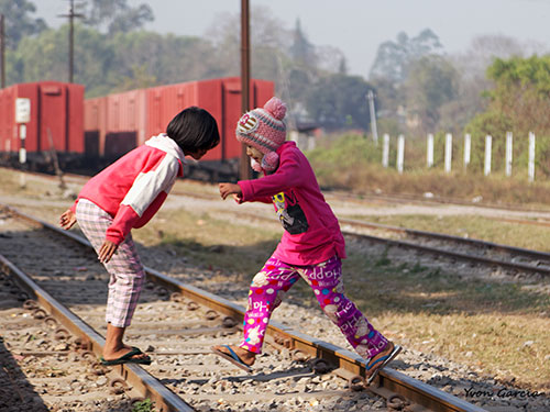 En attendant le train en Birmanie - © Yvon Garcia